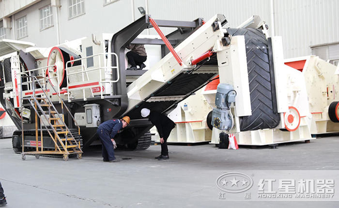 客戶參觀移動(dòng)碎石機(jī)圖