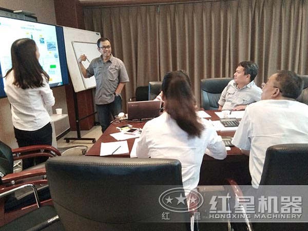 技術(shù)人員為客戶(hù)選型