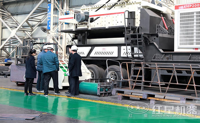 客戶參觀輪胎車載式碎石設(shè)備