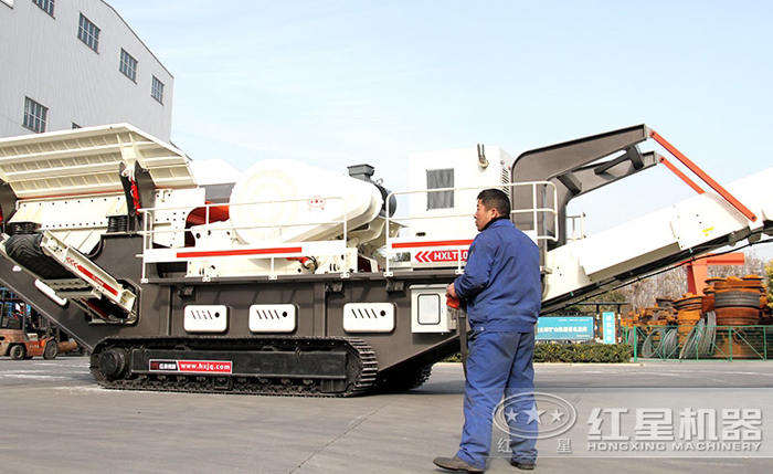 技術(shù)人員一個遙控操作履帶車載式碎石設(shè)備