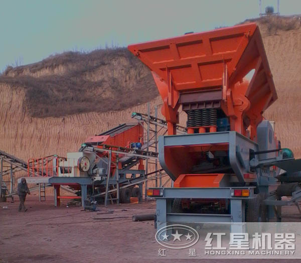 新型移動破碎站工作現(xiàn)場