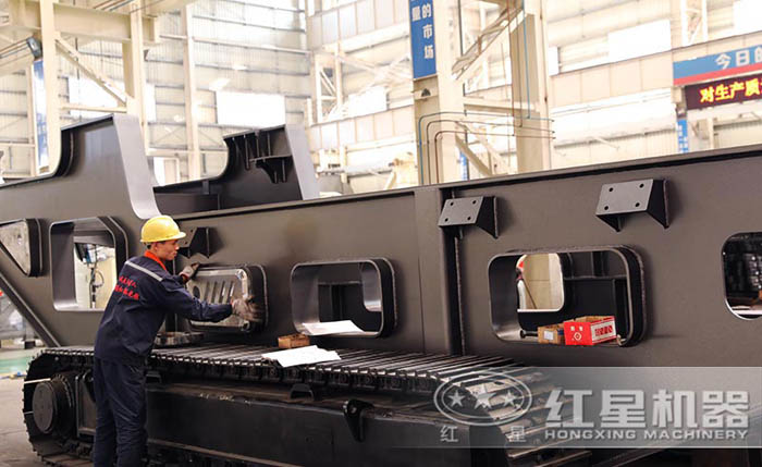 履帶流動(dòng)石子加工機(jī)生產(chǎn)人員的認(rèn)真工作