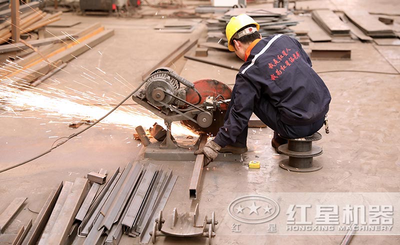 紅星工人對制砂機細節(jié)的把控