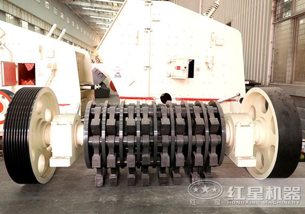 重錘破碎機(jī)轉(zhuǎn)子和上面安裝的錘頭 重錘破碎機(jī)轉(zhuǎn)子和上面安裝的錘頭