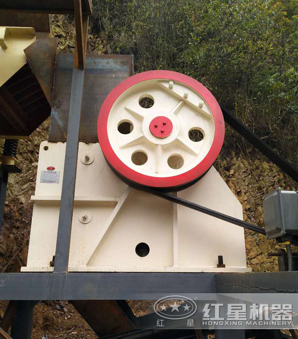 石屑600×900顎式破碎機現場作業(yè)圖