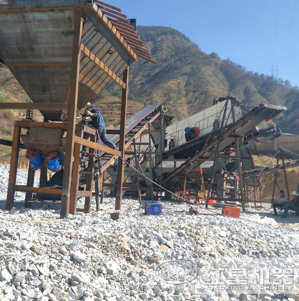 200多噸青石移動(dòng)式碎石機(jī)現(xiàn)場 200多噸青石移動(dòng)式碎石機(jī)現(xiàn)場