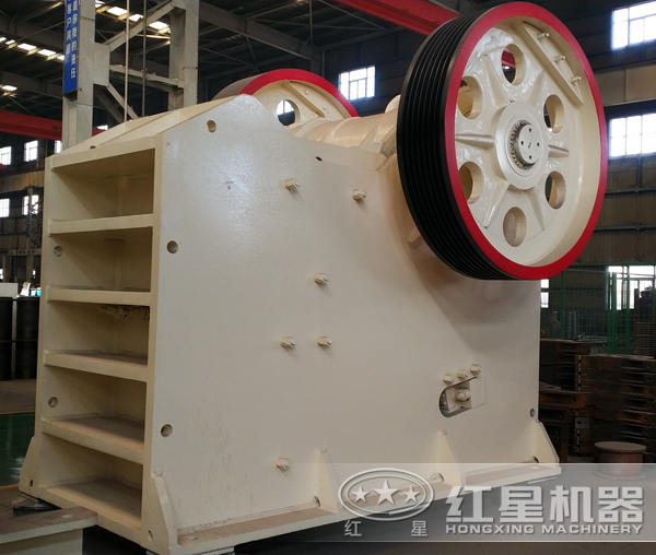 復(fù)擺破碎機(jī)側(cè)面圖