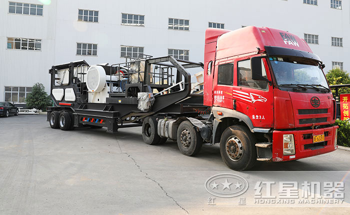 礦石移動設(shè)備發(fā)貨現(xiàn)場