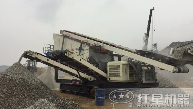 履帶式篩分站工作現(xiàn)場(chǎng)