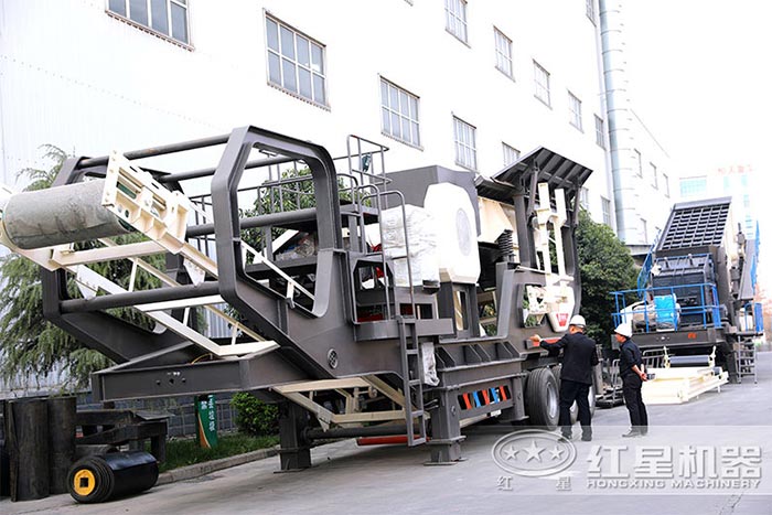 用戶參觀移動(dòng)混凝土破碎機(jī)