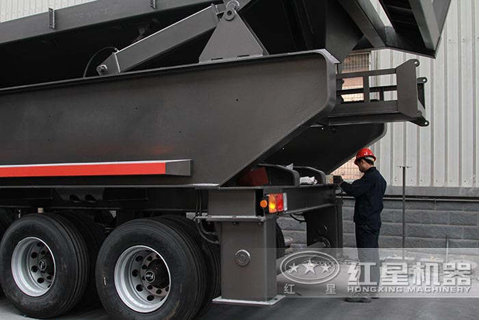 半掛車式砂石機(jī)_半掛車沙石料破碎機(jī)裝置輪胎作業(yè)中