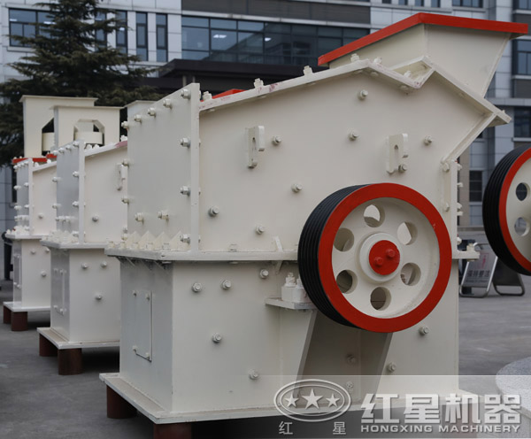 PXJ800×400細(xì)碎機(jī)側(cè)面 PXJ800×400細(xì)碎機(jī)側(cè)面