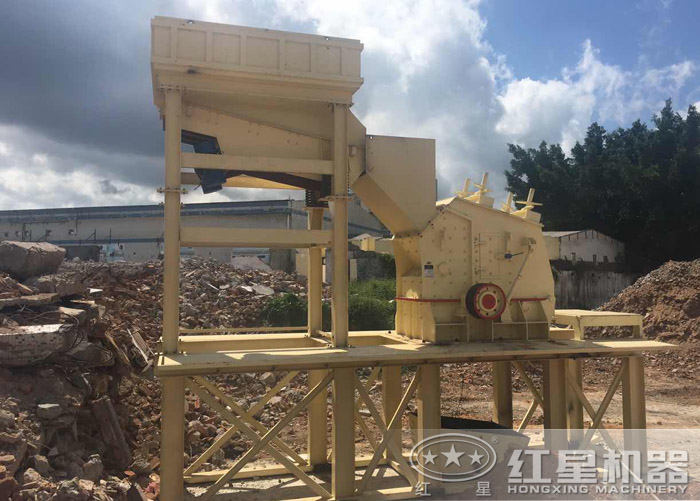 反擊破碎機(jī)破碎建筑廢渣現(xiàn)場