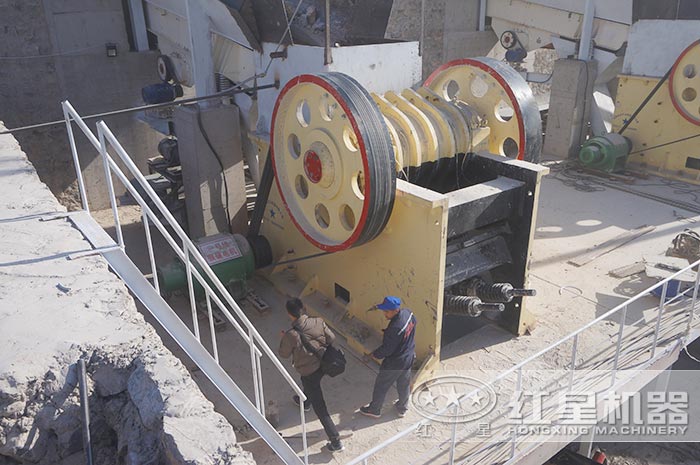 紅星廠家到施工現(xiàn)場(chǎng)安裝顎式破碎機(jī)