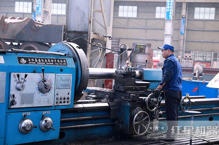 紅星技術(shù)工人作業(yè)現(xiàn)場(chǎng)