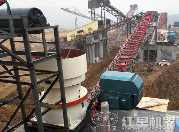 新型單缸圓錐破碎機(jī)安裝現(xiàn)場