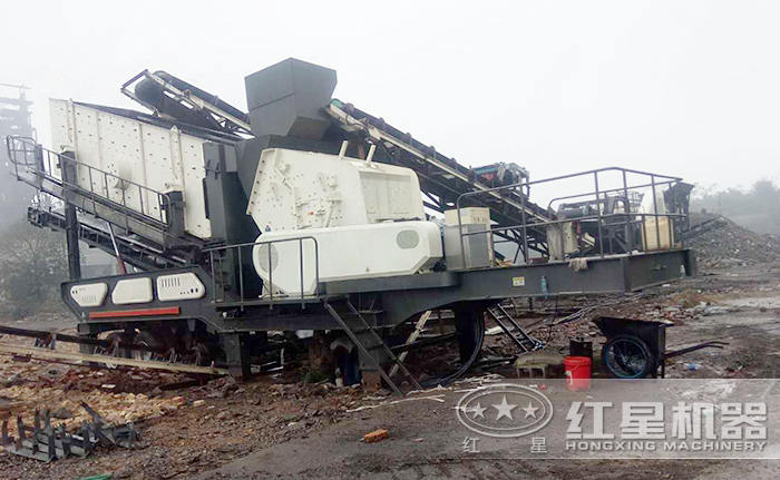 搭載反擊破碎的移動(dòng)破碎站作業(yè)現(xiàn)場 搭載反擊破碎的移動(dòng)破碎站作業(yè)現(xiàn)場