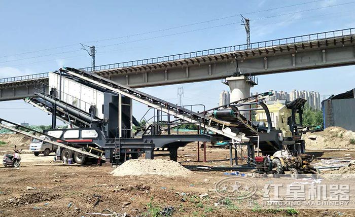 輪胎式移動破碎站作業(yè)現(xiàn)場