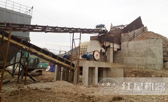 重錘式破碎機施工作業(yè)現(xiàn)場