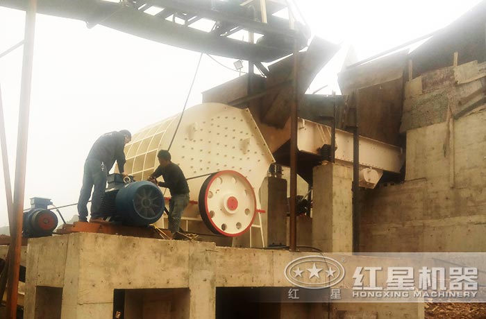 紅星廠家為用戶安裝重錘式破碎機