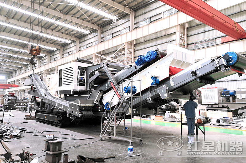 紅星履帶式液壓巖石破碎機(jī)車間組裝中