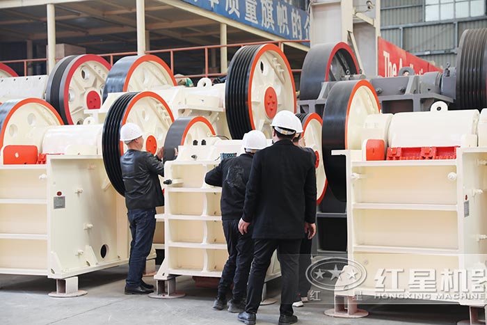 紅星小型顎式咬石機(jī)車(chē)間