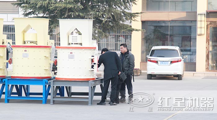 小型復(fù)合式咬石機(jī)用戶到廠參觀