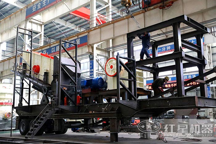 搭載顎式破碎機(jī)的移動(dòng)破碎站 搭載顎式破碎機(jī)的移動(dòng)破碎站