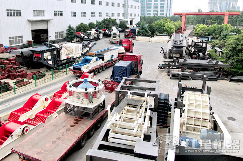 可移動石子破碎機廠區(qū)發(fā)貨現(xiàn)場