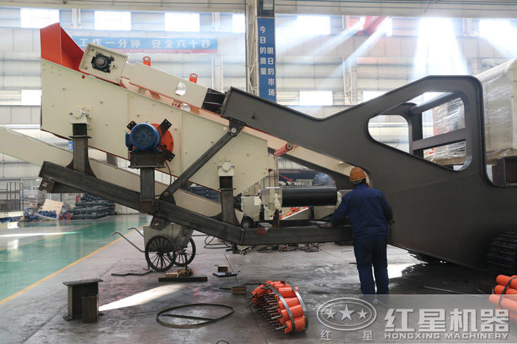 履帶移動破碎篩分一體機(jī)安裝振動篩