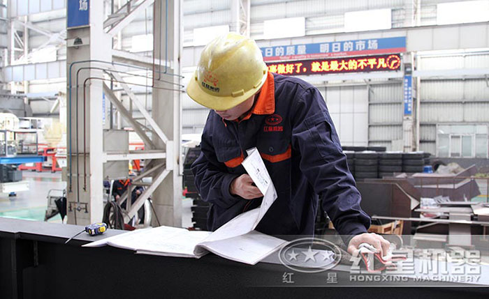 紅星技術(shù)工人嚴(yán)格按照?qǐng)D紙生產(chǎn) 紅星技術(shù)工人嚴(yán)格按照?qǐng)D紙生產(chǎn)