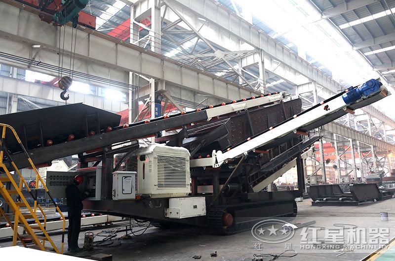 廢石粉碎機(jī)_廢石破碎機(jī)車間工人安裝中