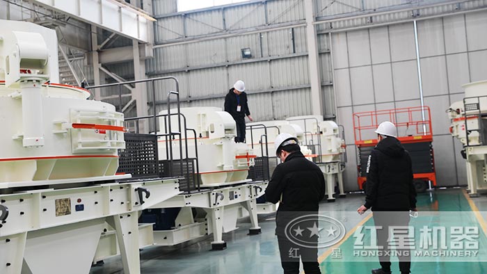 用戶在車間詳細(xì)查看沖擊式制沙設(shè)備