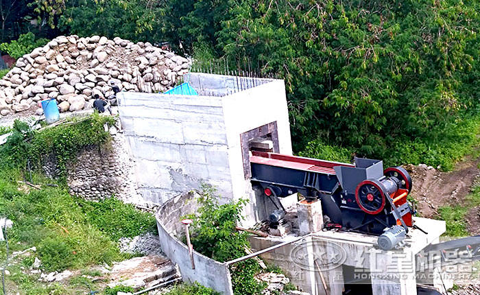 紅星顎式破碎機，用戶鵝卵石破碎現(xiàn)場