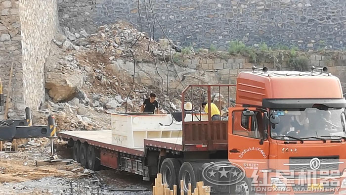 破碎機運到現(xiàn)場準備安裝