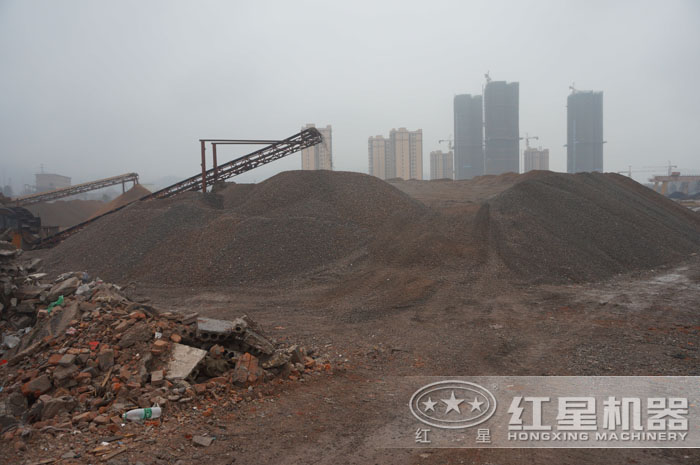 廢棄混凝土破碎現(xiàn)場 廢棄混凝土破碎現(xiàn)場