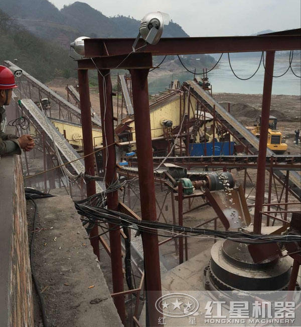 河卵石破碎制砂生產(chǎn)線現(xiàn)場 河卵石破碎制砂生產(chǎn)線現(xiàn)場