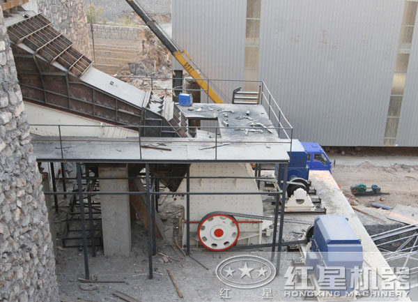 錘式打沙機(jī)工作現(xiàn)場 錘式打沙機(jī)工作現(xiàn)場