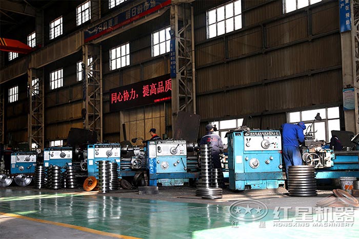 紅星技術(shù)工人銑床作業(yè)中