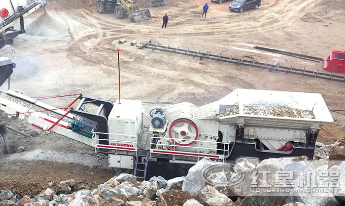 紅星國產(chǎn)履帶式移動破碎站搭載顎式破碎機(jī)