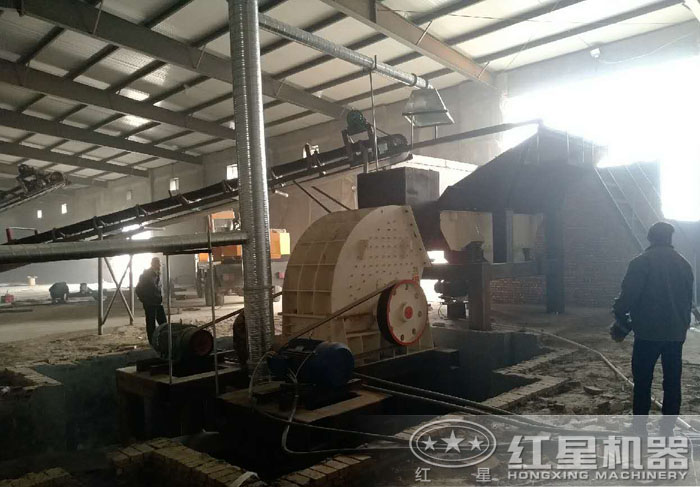 重錘式破碎機安裝現(xiàn)場 重錘式破碎機安裝現(xiàn)場