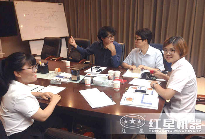 紅星技術(shù)人員為用戶設(shè)計生產(chǎn)方案 紅星技術(shù)人員為用戶設(shè)計生產(chǎn)方案