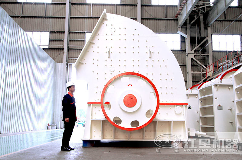 PCZ重錘式破碎機(jī)側(cè)面