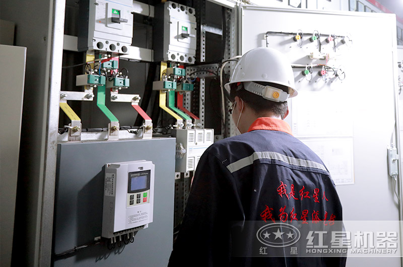 紅星技術工程師正在為客戶現(xiàn)場進行最后的檢查工作