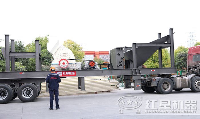 紅星大型移動錘式打石子機(jī)發(fā)貨現(xiàn)場