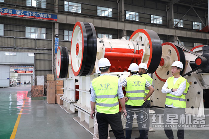 印度客戶(hù)到車(chē)間參觀(guān)鄂式破碎機(jī)