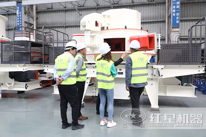 用戶(hù)參觀(guān)石子制沙機(jī)