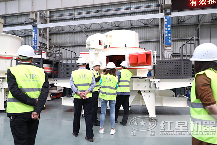 用戶到廠參觀固定的細(xì)沙制砂機(jī) 用戶到廠參觀固定的細(xì)沙制砂機(jī)