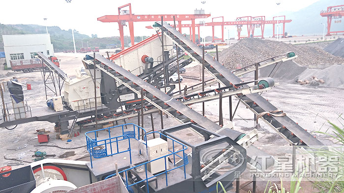 西安車載式石子磕碎機施工作業(yè)現(xiàn)場