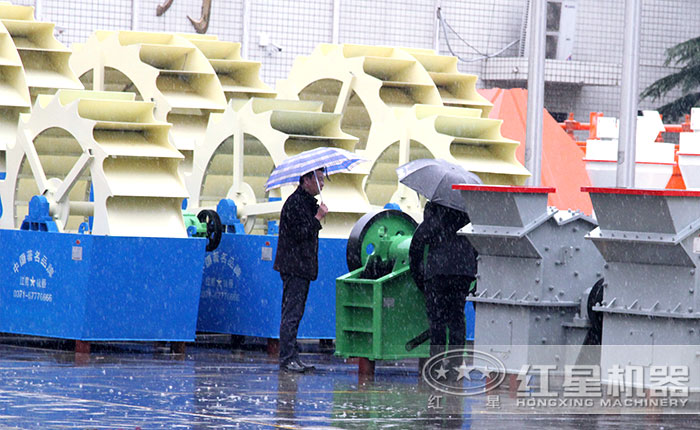 客戶冒雨參觀選購(gòu)大型洗砂機(jī) 客戶冒雨參觀選購(gòu)大型洗砂機(jī)
